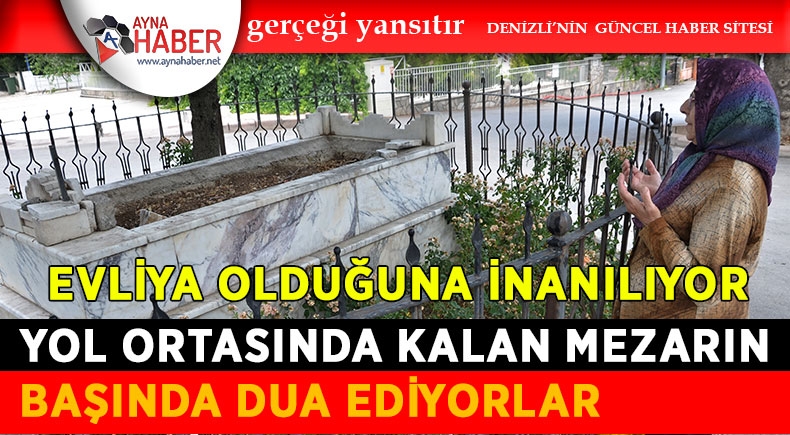 Yol Ortasında Kalan Mezarın Başında Dua Ediyorlar